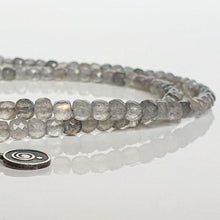 Load image into Gallery viewer, Labradorito A+ kubelių formos sidabro kaklo vėrinys "Sergėtojas" - Petit Secret