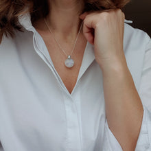 Load image into Gallery viewer, Mėnulio akmens AA iš Indijos sidabro pakabutis su grandinėle "Intuicija"