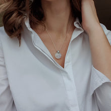 Load image into Gallery viewer, Mėnulio akmens AA iš Indijos sidabro pakabutis su grandinėle "Intuicija"