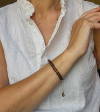 Load image into Gallery viewer, Tamsaus Baltijos gintaro sidabro apyrankė moterims "Saulės istorijos"