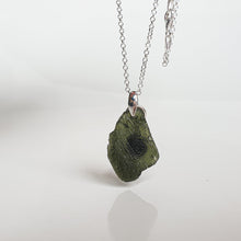 Load image into Gallery viewer, Moldavito sidabro 925 pakabutis su grandinėle iš Čekijos "Fortūnos akmuo"
