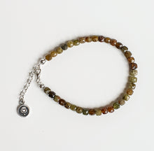 Load image into Gallery viewer, Žaliojo granato sidabro 925 apyrankė moterims "Svajonės pildosi" - Petit Secret