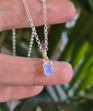 Load image into Gallery viewer, Mėnulio akmens AAA iš Indijos subtilus sidabro pakabutis su grandinėle "Intuicija"