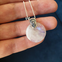 Load image into Gallery viewer, Mėnulio akmens AA iš Indijos sidabro pakabutis su grandinėle "Intuicija"