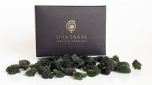Load image into Gallery viewer, moldavite pendant, moldavite stone, moldavite jewellery, moldavitas, natūralus tikras moldavitas, moldavito papuošalai