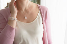 Load image into Gallery viewer, Rožinio kvarco sidabro pakabutis su grandinėle "Širdies akmuo"